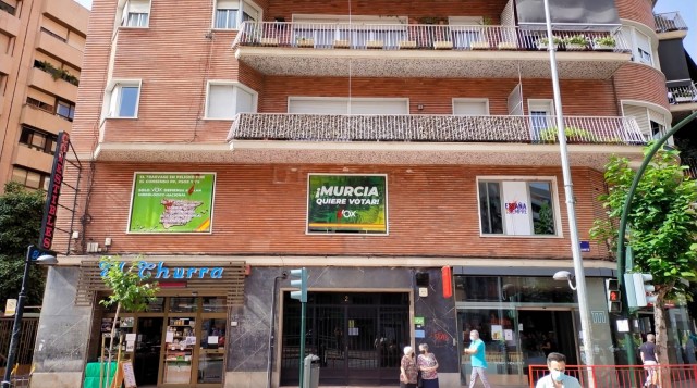 Atacan con pintura roja la sede de Vox en Murcia