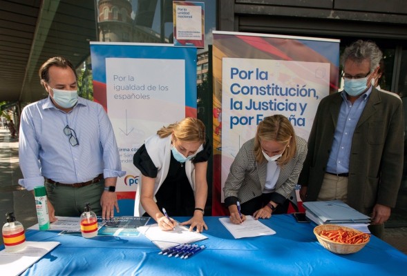 El PP recoge 300.000 firmas contra los indultos, 50.000 este domingo coincidiendo con la protesta