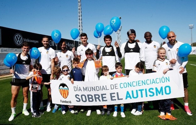 Un grupo de niños con autismo visitan el entrenamiento del Valencia