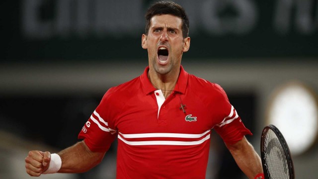 Djokovic reconquista París tras remontar a Tsitsipas