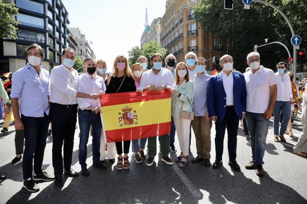 El PP se vuelca en recoger firmas contra los indultos pero evita la foto con Vox y Cs