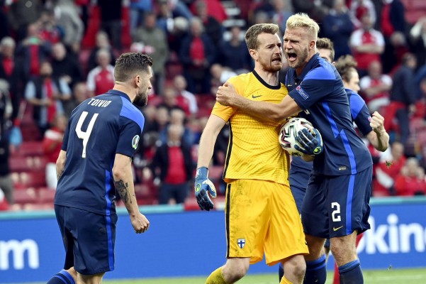Finlandia congela a una Dinamarca golpeada por el drama de Eriksen