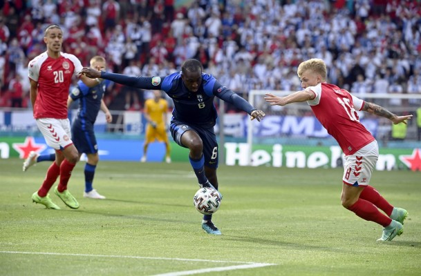El Dinamarca-Finlandia se reanuda con triunfo finés al salir Eriksen del peligro de muerte