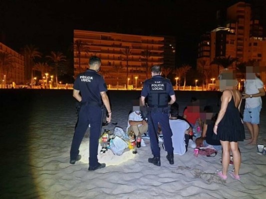 La Policía sanciona a 60 personas tras desmantelar varios botellones en Alicante