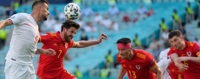 Moore rescata un punto para Gales en el tramo final