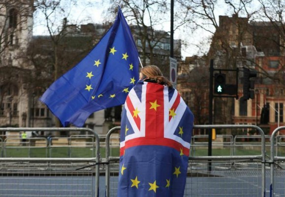 La UE eleva la presión sobre Londres para que respete los acuerdos del Brexit