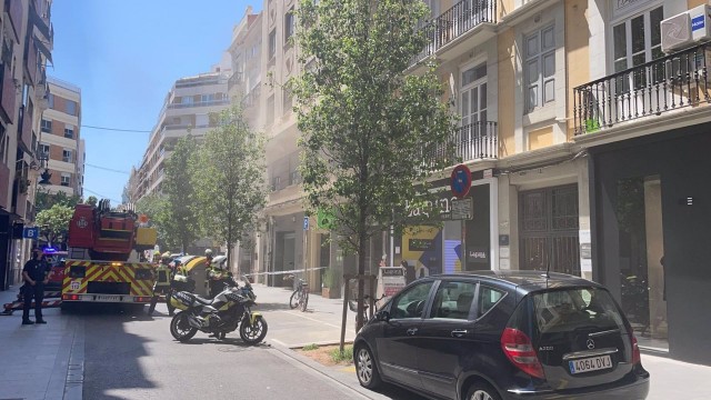 Bomberos sofocan un incendio en un restaurante de la calle Hernán Cortes
