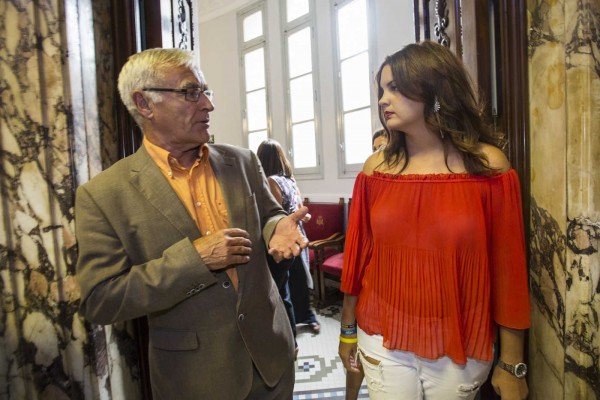 Sandra Gómez se enfrenta a Grezzi por la prohibición de aparcar en el carril bus