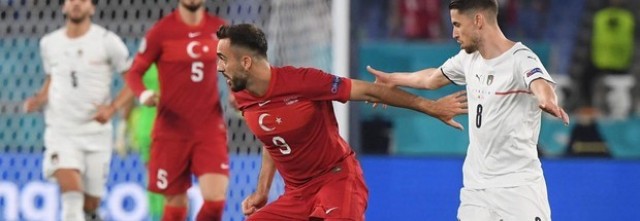 Italia impone su condición de local ante Turquía tras dudar en el primer tiempo