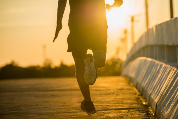 Correr por asfalto sube el riesgo de lesiones en rodillas si no se cuenta con la técnica adecuada
