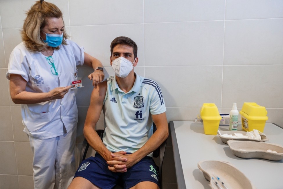 Gerard Moreno recibe la vacuna contra la covid-19. Foto: RFEF - 