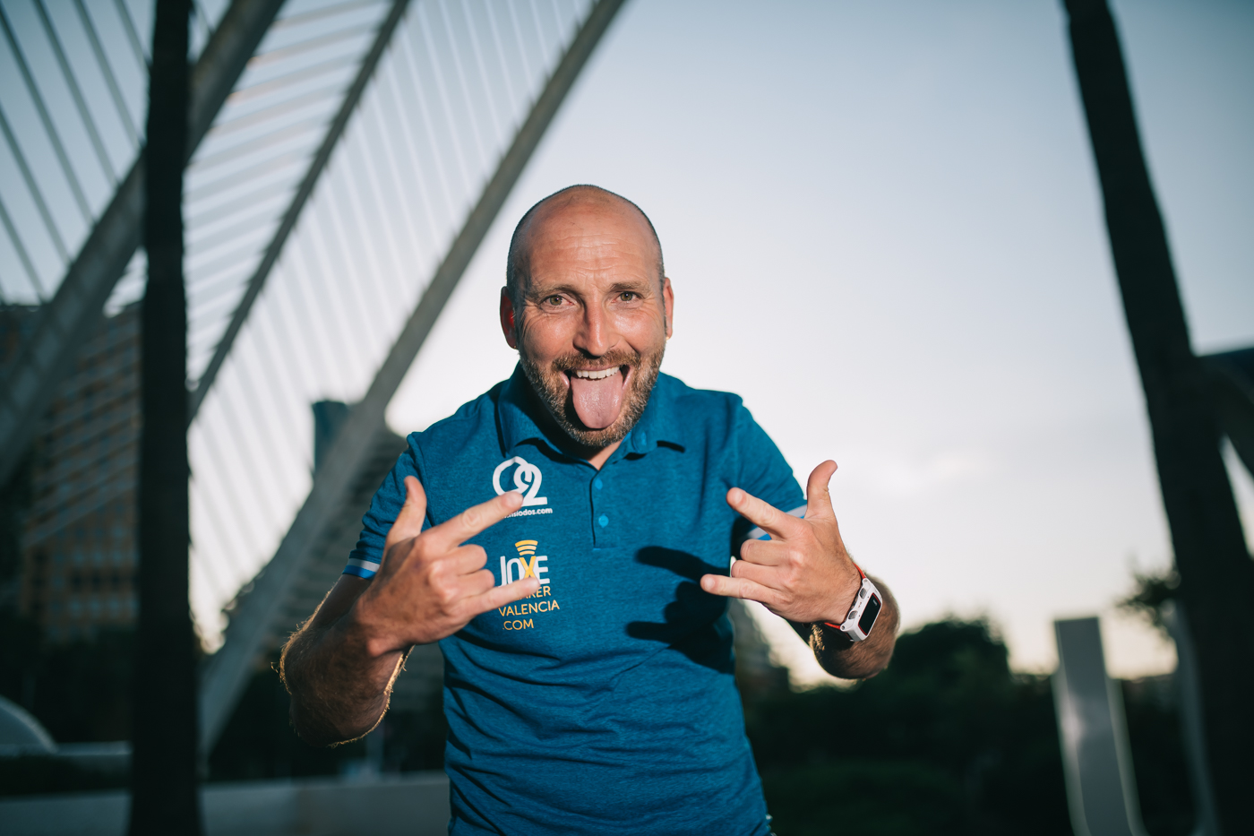 El policía que anima a los corredores
