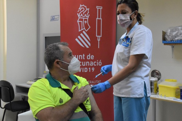 Sanidad inicia con Urbaser la vacunación en empresas de la provincia de Alicante 