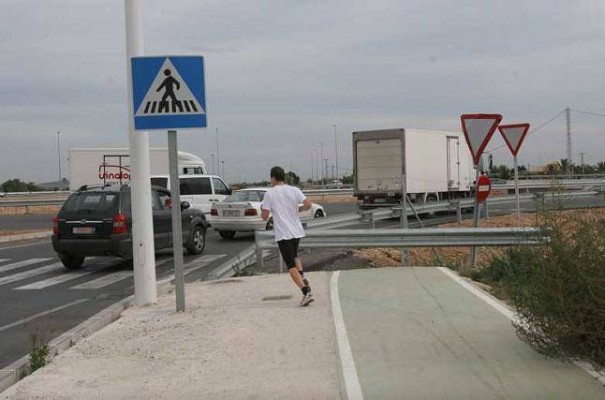 Doce colectivos piden a Fomento una solución al 'punto negro' del carril-bici de la vía parque Alicante-Elche