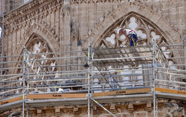 La Catedral inicia obras para averiguar el origen de las afecciones en los frescos de los ángeles músicos 