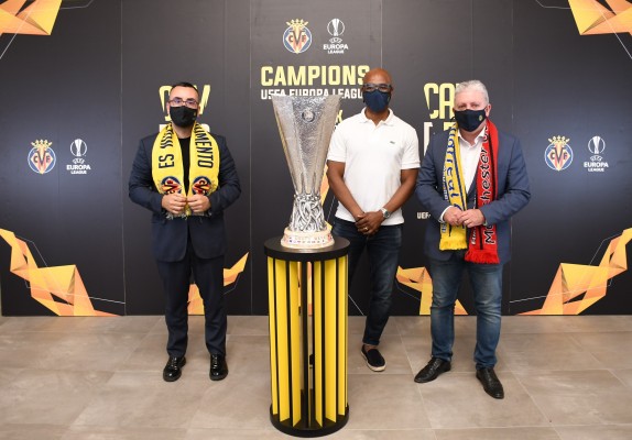 El alcalde de Vila-real anima a la ciudadanía a visitar la copa de la Europa League en el Gran Casino