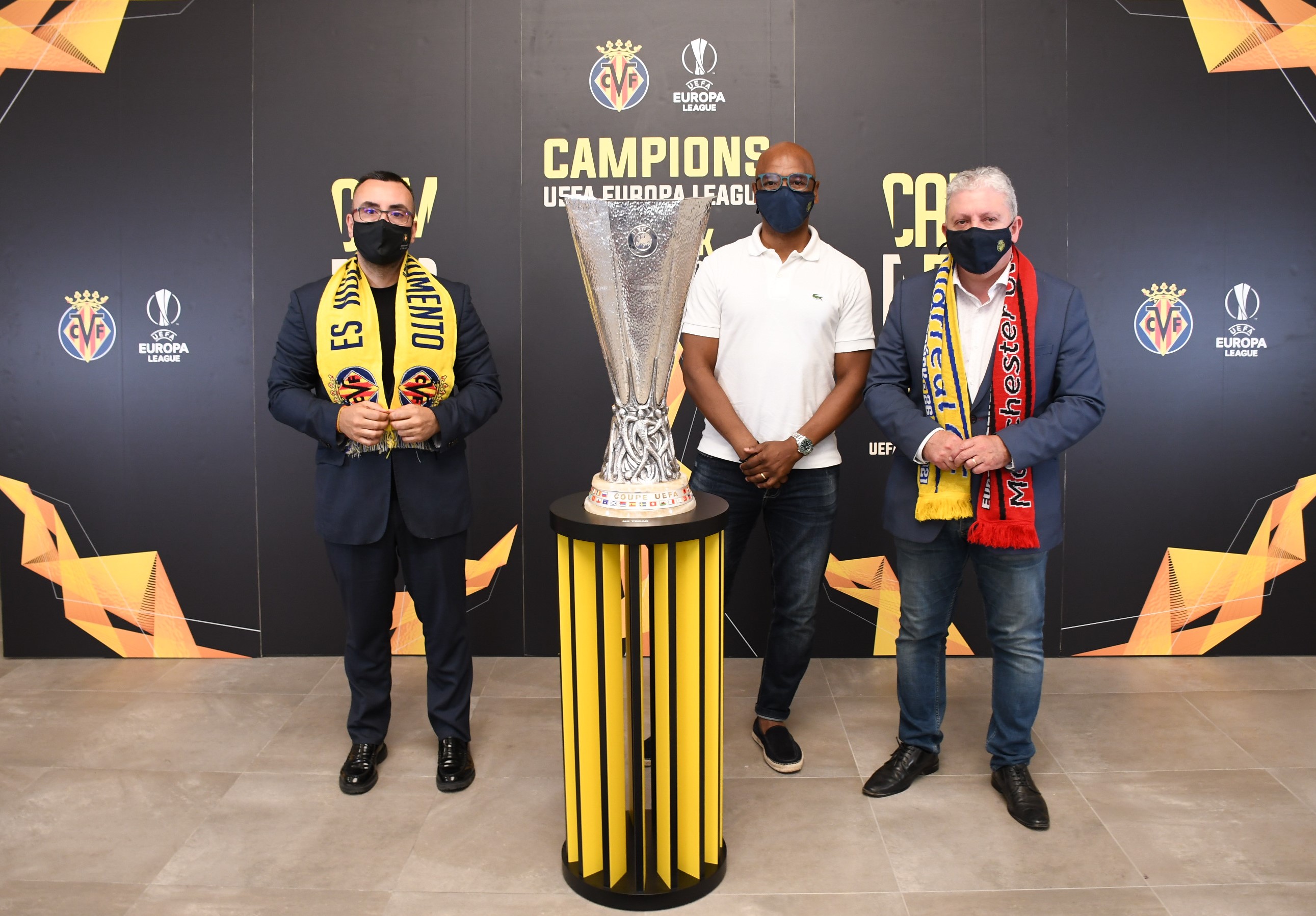 El alcalde de Vila-real anima a la ciudadanía a visitar la copa de la Europa League en el Gran Casino