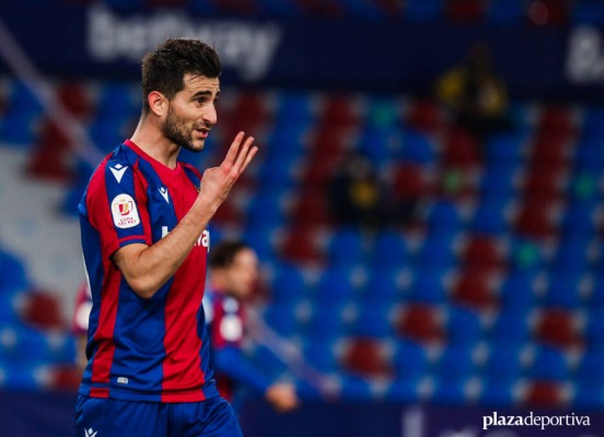 Postigo arranca el baile: el futuro de la defensa del Levante