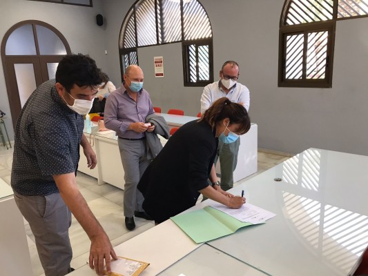 Sant Joan firma el acondicionamiento de la parcela que albergará el provisional IES García Berlanga