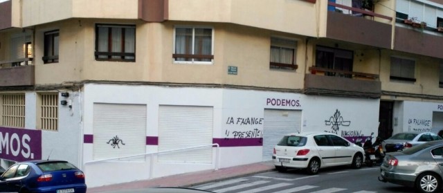 Aparecen pintadas de la Falange en la nueva sede de Podemos de Alicante