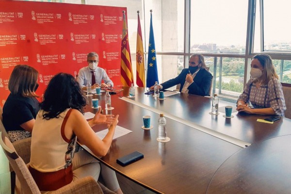 Arcadi España traslada a los arquitectos un mensaje de 