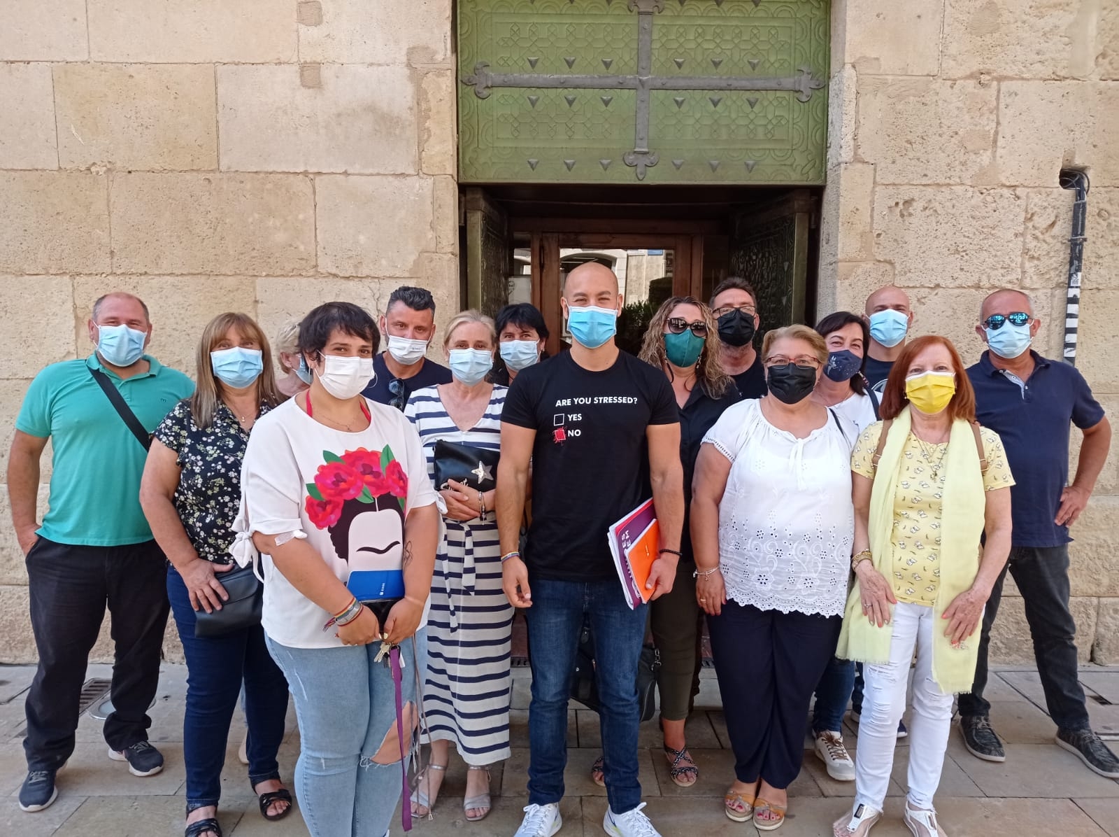 Los ediles de Unides Podem, Vanessa Romero y Xavier López, junto a los representantes de los trabajadores a cargo del servicio. - 