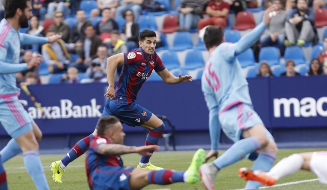 El líder suda para tumbar al colista con un penalti en el minuto 90