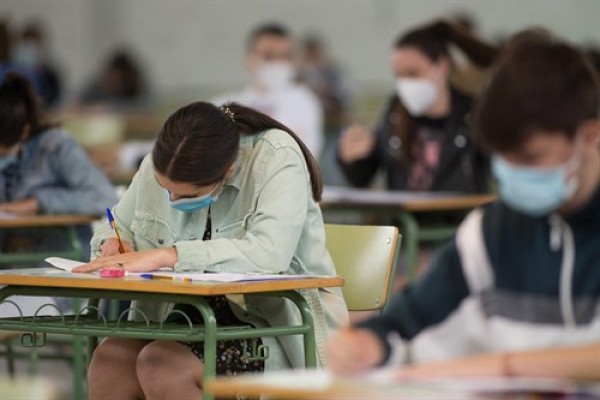 Un único examen de selectividad, y en español