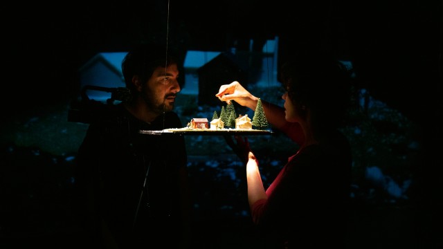 Maquetas, miniaturas y vídeo en directo para explorar las fricciones de pareja
