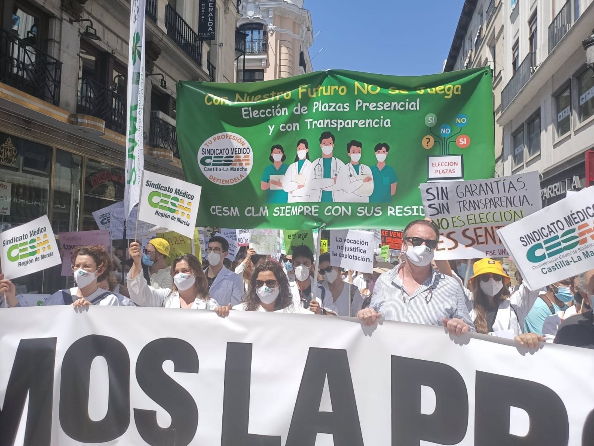 Los aspirantes a MIR vuelven a manifestarse ante el Ministerio contra la contratación de plazas