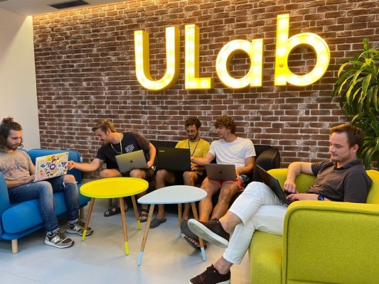 ULab aumenta en un 80% sus trabajadores internacionales y suponen la mitad de la ocupación
