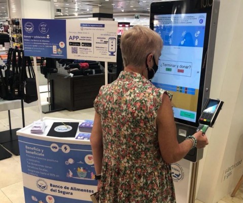 El Banco de Alimentos instala una máquina en el Corte Inglés para realizar donaciones 
