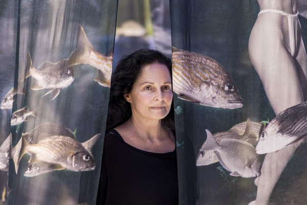 Fotografías y apnea dentro del mar Oceanogràfic: el retrato de esperanza de Isabel Muñoz