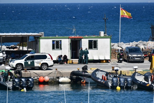 La Guardia Civil saca del puerto de Ceuta a 50 migrantes llegados a la ciudad hace tres semanas