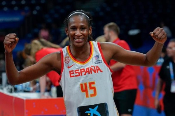 La selección regresa a su cuartel general de València y espera ya a Ndour
