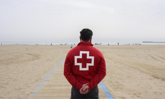 València contratará a 68 jóvenes menores de 30 años para realizar labores de información en playas
