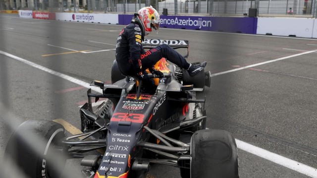 Gran Premio de Azerbaiyán se decide a un giro tras accidente de Verstappen
