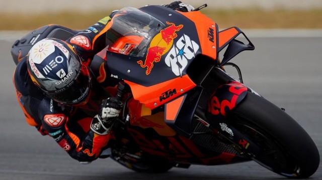 Oliveira logra su primera victoria del año en un final caótico
