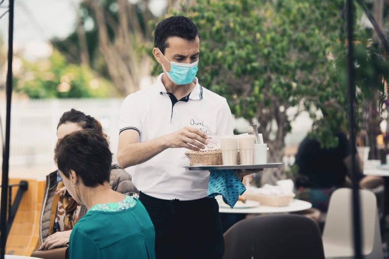 La hostelería tira del empleo pese a tener un 22,4 % de trabajadores aún en ERTE
