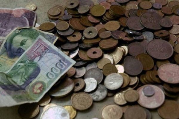 Los españoles tenían 1.586 millones en pesetas en abril, a falta de dos meses para que acabe el canje