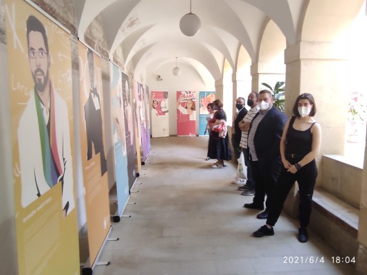 Las vidas de veinte referentes del colectivo LGTBI se dan cita en la exposición ‘Voices’ en Elche