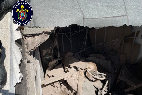 El derrumbe de dos pisos en un edificio contiguo al Teatro Romano obliga a su desalojo