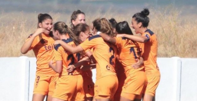 El Valencia defiende su puesto ante el Sporting Huelva