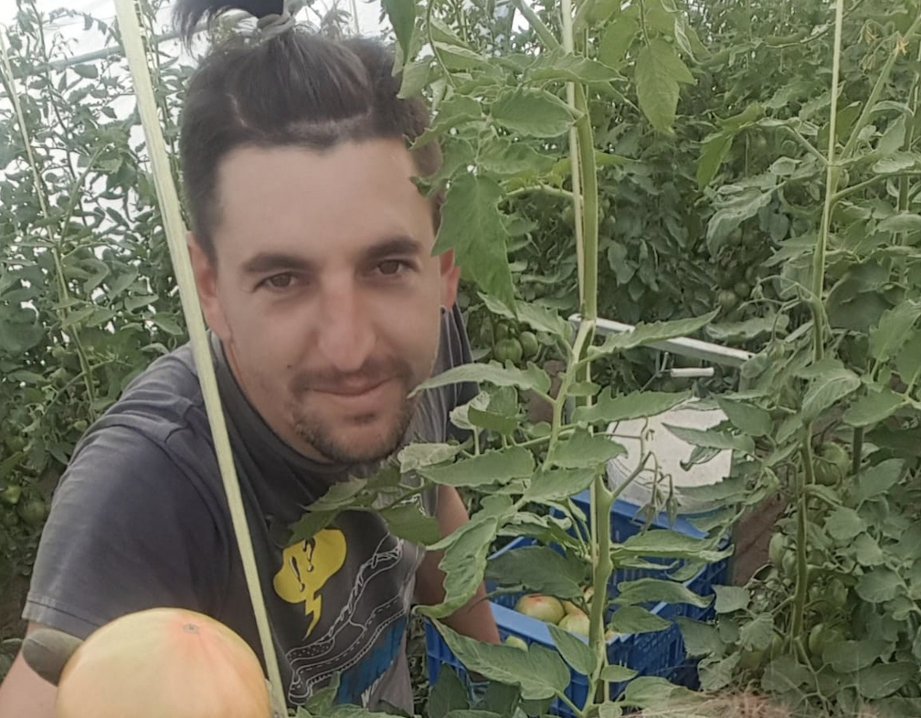 Adrián y Adriana, de migrantes a emprendedores del tomate