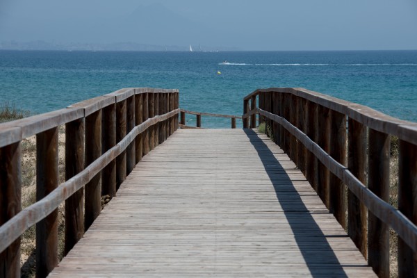 Costas creará una nueva pasarela de acceso a la playa del Carabassí y un sendero en El Altet para proteger las dunas

