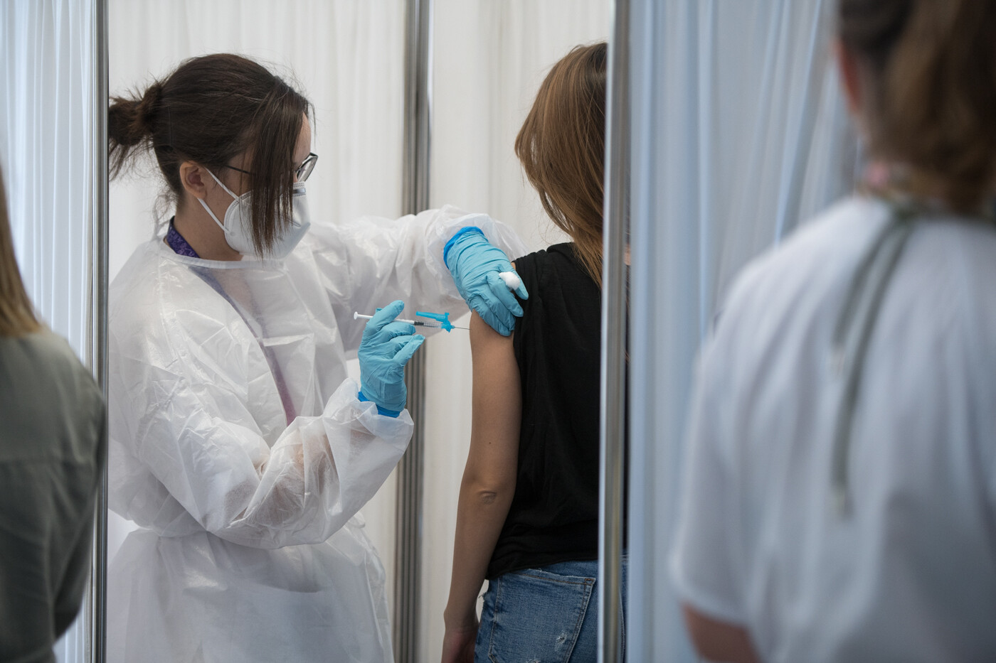 Vacunación masiva en San Juan, Alicante. Foto: RAFA MOLINA - 