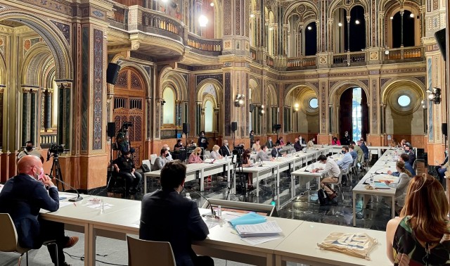 La Diputación aprueba asumir la gestión de Divalterra mientras los sindicatos estallan 
