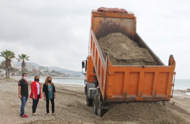 Benicàssim aporta 5,5 toneladas de arena para acondicionar la playa Heliópolis

