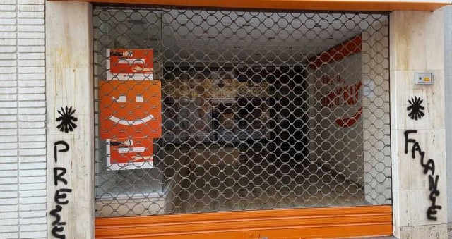 Nuevas pintadas de La Falange en las sedes de PSOE, Podemos y Compromís 