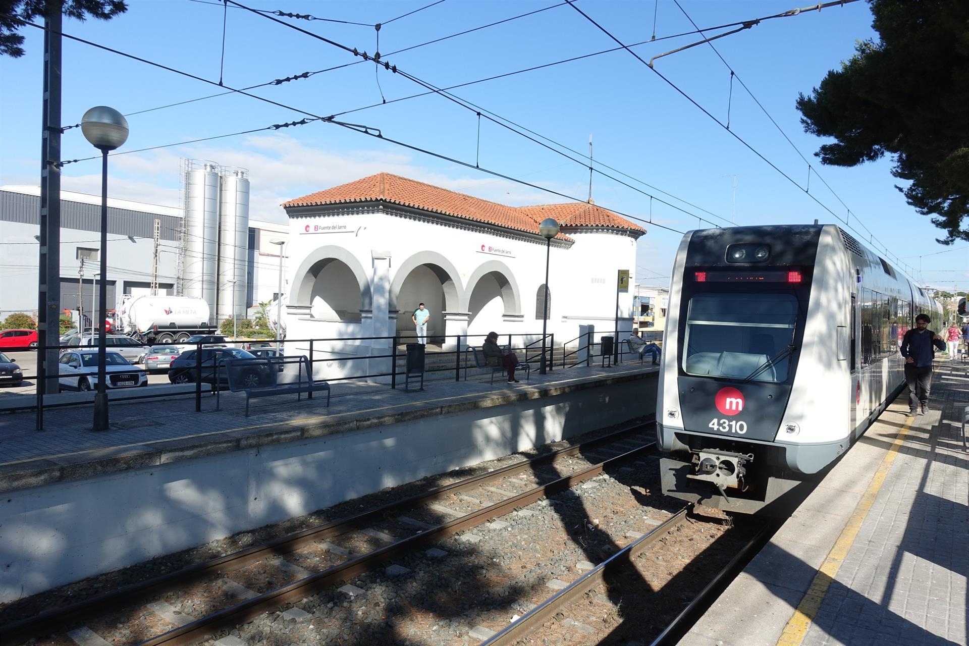 Metro a su paso por la parada de Fuente del Jarro. Foto: ASIVALCO - 